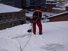 Убрать снег с крыши безопасно